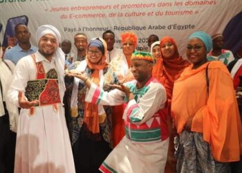 سفير مصر بجيبوتي يكرم فرقة اسوان للفنون الشعبية بقلم نورا عواجه مصر