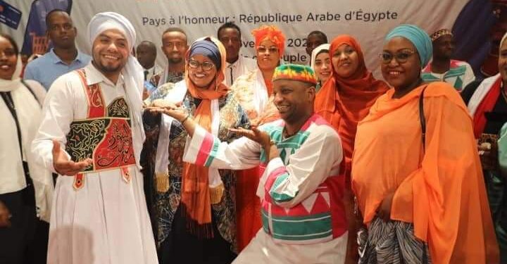 سفير مصر بجيبوتي يكرم فرقة اسوان للفنون الشعبية بقلم نورا عواجه مصر