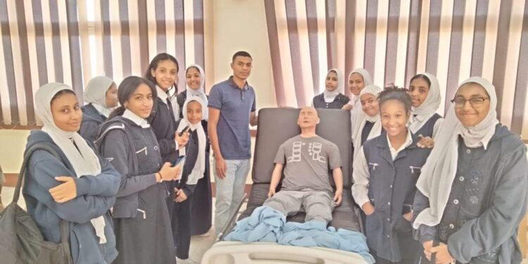 كلية طب جامعة الأقصر تستقبل وفدا من طالبات الأقصر الإعدادية للتعرف على نظام الدراسة بها