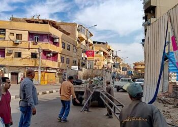 رئيس مدينة الأقصر يقود حملة لإيقاف أعمال إقامة معرض مخالف للقواعد والإجراءات القانونية