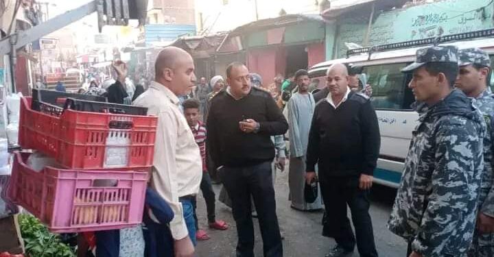 رئيس مدينة الأقصر “يشن حملة تفتيش بيئية موسعة ورفع الأتربة والتراكمات بالشوارع