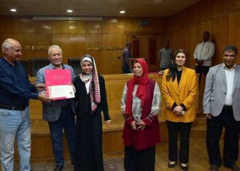 محافظ الأقصر يسلم شهادات التخرج المنحة التدريبية المقدمة من وزارة الاتصالات تقرير حماده النجار السليمي مصر