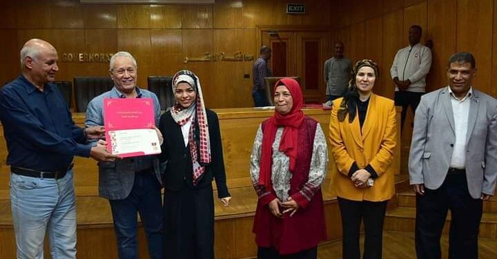 محافظ الأقصر يسلم شهادات التخرج المنحة التدريبية المقدمة من وزارة الاتصالات تقرير حماده النجار السليمي مصر