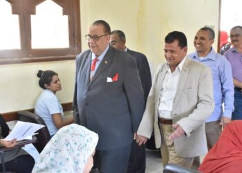 رئيس جامعة الأقصر يتابع سير امتحانات القبول بالدبلوم التربوي الخاص