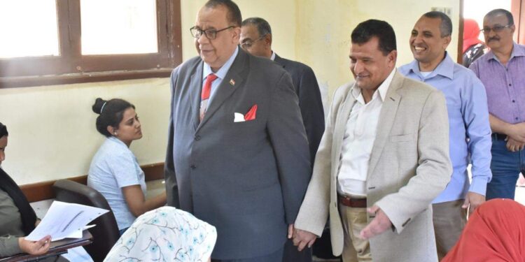 رئيس جامعة الأقصر يتابع سير امتحانات القبول بالدبلوم التربوي الخاص