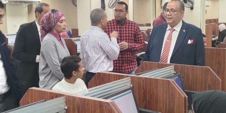 رئيس جامعة الأقصر يجري جولة تفقدية لمتابعة سير العملية التعليمية بالكليات