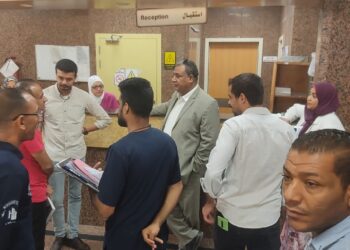 عمر يتفقد اقسام مستشفي الكرنك التخصصي بالاقصر .