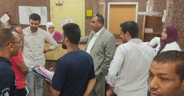 عمر يتفقد اقسام مستشفي الكرنك التخصصي بالاقصر .