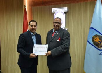 رئيس جامعة الأقصر يكرّم الطلاب المشاركين في البرنامج التدربيي للتوعية بمخاطر التغيرات المناخية