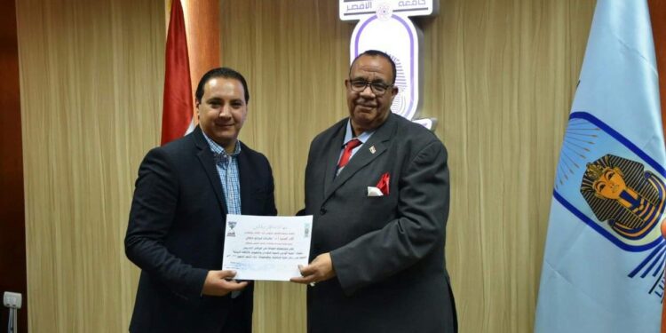 رئيس جامعة الأقصر يكرّم الطلاب المشاركين في البرنامج التدربيي للتوعية بمخاطر التغيرات المناخية