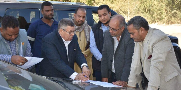 رئيس مياه الأقصر يتابع تنفيذ وصلات الصرف الصحى المنزلية