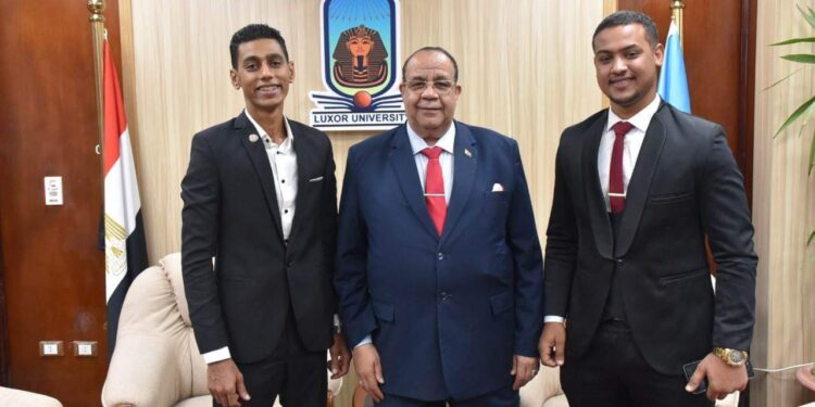 رئيس جامعة الأقصر يعقد أول اجتماع لاتحاد طلاب الجامعة الجديد