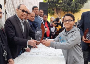 تكريم الطلبة المتفوقين والاحتفاء بهم في الحفل السنوى الذى تقيمه مدرسة ارمنت الإبتدائية بنين