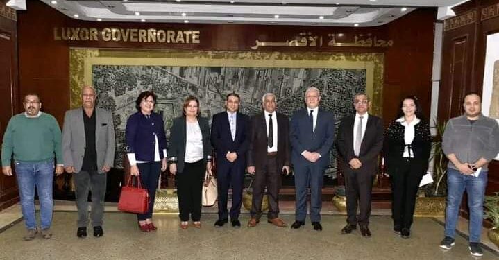 محافظ الأقصر” يلتقى رئيس مجلس إدارة مدارس سنودس النيل الإنجيلى