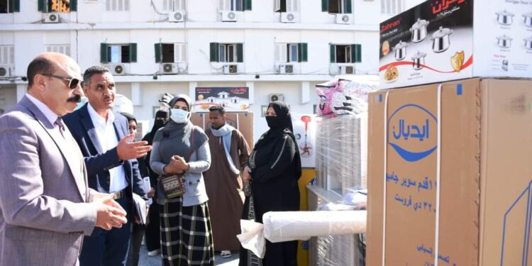 محافظ أسوان يسلم 5 ألأف جنيه ، وأجهزة كهربائية ومنزلية لعدد من العرائس …