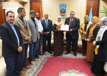 رئيس جامعة الأقصر يلتقي الطلاب المشاركين في برنامج ريادة الأعمال الخضراء