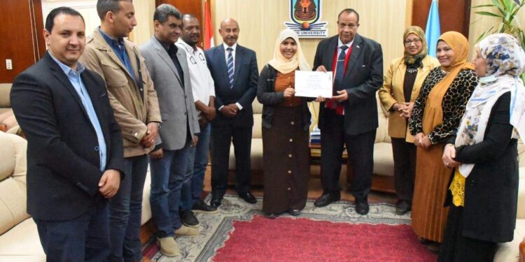 رئيس جامعة الأقصر يلتقي الطلاب المشاركين في برنامج ريادة الأعمال الخضراء