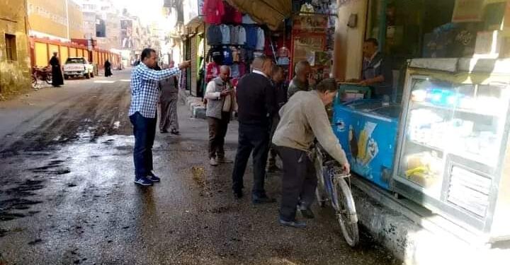 رئيس مدينة الأقصر” يقود حملة مكبرة لرفع الإشغالات بشوارع المدينة