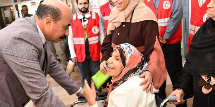 محافظ أسوان يتفقد القافلة الطبية المجانية للأطراف الصناعية بالمركز الشامل للتأهيل