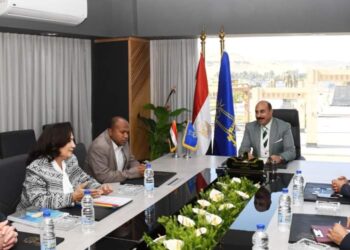 محافظ أسوان يوقع إتفاقية المرحلة الجديدة لمشروع تحسين مياه الشرب بتكلفة 9.3 مليون فرنك سويسرى