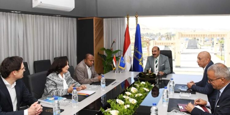 محافظ أسوان يوقع إتفاقية المرحلة الجديدة لمشروع تحسين مياه الشرب بتكلفة 9.3 مليون فرنك سويسرى