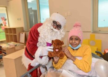 بابا نويل  يفاجئ اطفال مرضي مستشفى السرطان بالأقصر