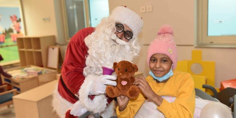 بابا نويل يفاجئ اطفال مرضي مستشفى السرطان بالأقصر