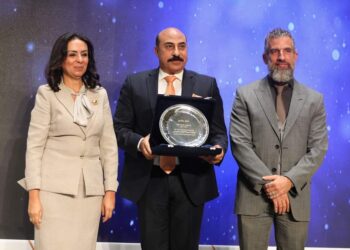 المبادرة الوطنية لتمكين الفتيات ” دوى ” تكرم محافظ أسوان