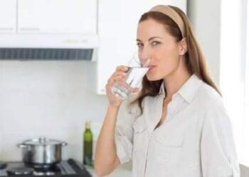 على عكس المتوقع ..  ماذا يحدث لجسمك عند شرب الماء واقفاً ؟