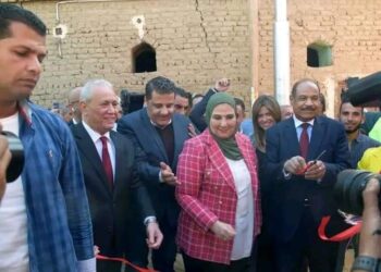 القباج “تتفقد المنازل المطورة  وتسلم الصيادين مراكب صيد للصيادين  بإسنا جنوب الأقصر