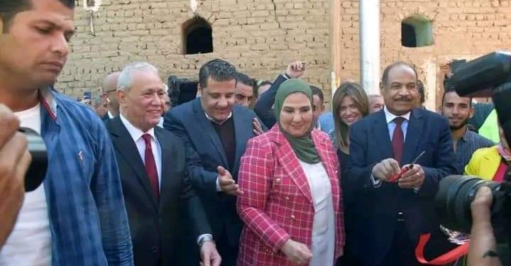 القباج “تتفقد المنازل المطورة  وتسلم الصيادين مراكب صيد للصيادين  بإسنا جنوب الأقصر