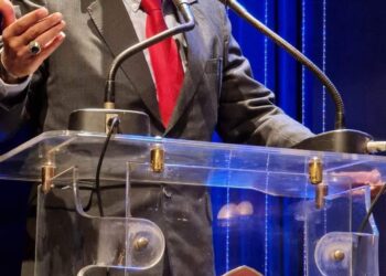 كلّ الحروفِ لوصفِ حُسنكِ قاصرهْ