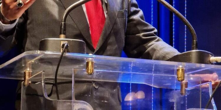 كلّ الحروفِ لوصفِ حُسنكِ قاصرهْ