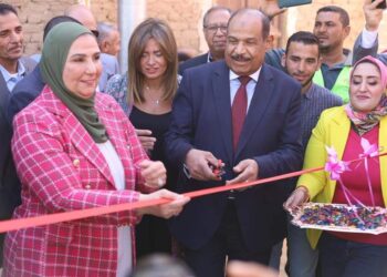 وزيرة التضامن الإجتماعى ومحافظ الأقصر يشهدان تسليم 30 منزل و30 مركب صيد لأهالى قرية الفارسية بإسنا