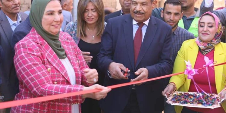 وزيرة التضامن الإجتماعى ومحافظ الأقصر يشهدان تسليم 30 منزل و30 مركب صيد لأهالى قرية الفارسية بإسنا