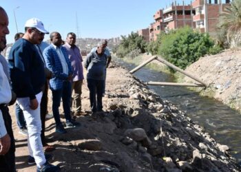 محافظ أسوان يتفقد التجهيزات الجارية لبدء العمل تغطية مصرف السيل بطول 2530 متر ،