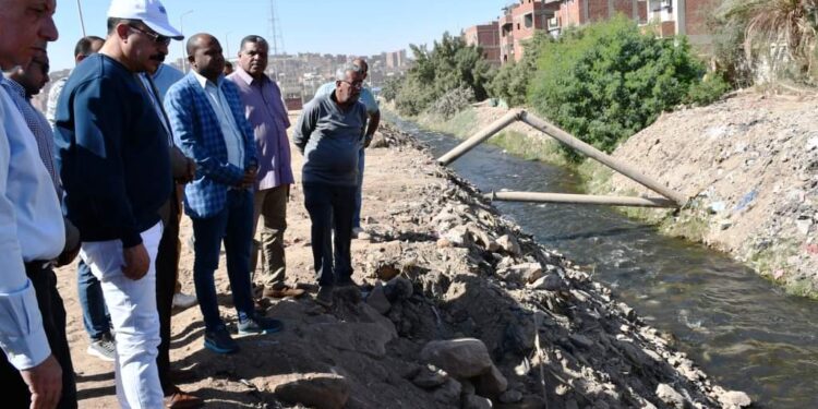محافظ أسوان يتفقد التجهيزات الجارية لبدء العمل تغطية مصرف السيل بطول 2530 متر ،