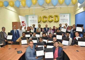 رئيس جامعة الأقصر يسلم شهادات إتمام دورة مهارات التوظيف لمتدربي مركز التطوير المهني