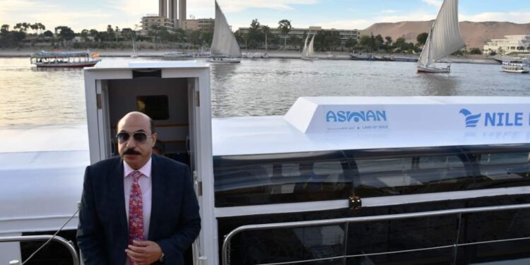محافظ أسوان يدشن الأتوبيس النهرى عقب إحلاله وتجديده بتكلفة 1.7 مليون جنيه .