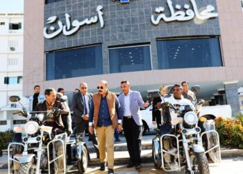 محافظ أسوان يسلم 2 دراجة بخارية مخصصة لذوى الهمم ..