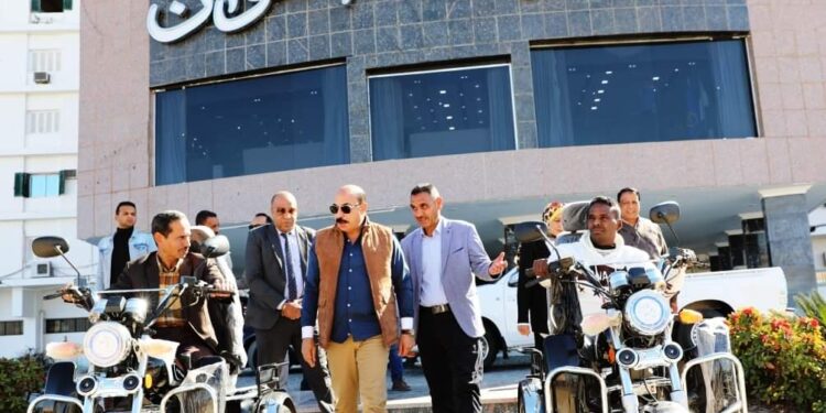 محافظ أسوان يسلم 2 دراجة بخارية مخصصة لذوى الهمم ..