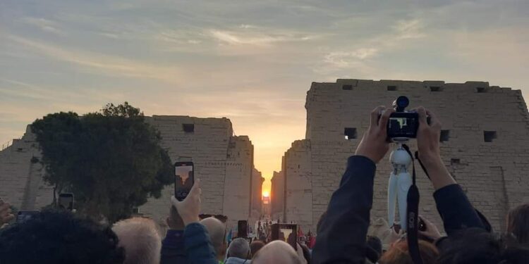 أكثر من الف سائح مصري واجنبي يشهدون ظاهرة تعامد الشمس على محور معابد الكرنك بالأقصر