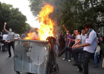 تواصل الاحتجاجات بإيران.. وإضرام النار بمقر للباسيج في قم