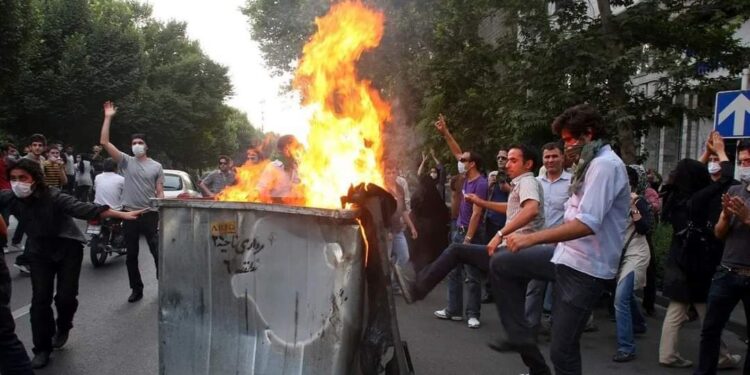 تواصل الاحتجاجات بإيران.. وإضرام النار بمقر للباسيج في قم