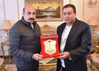 أشرف عطية يكرم مدير مطار أسوان الدولى