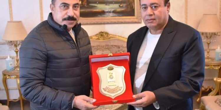 أشرف عطية يكرم مدير مطار أسوان الدولى