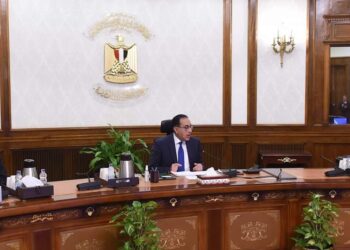 رئيس الوزراء يتابع إجراءات الإفراج عن البضائع الموجودة في الموانئ