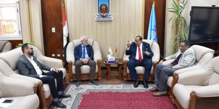 رئيس جامعة الأقصر والمستشار الثقافي الإيطالي يبحثان تنظيم ملتقى الجامعات الإيطالية يناير المقبل