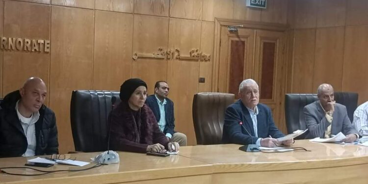 محافظ الأقصر يبحث شكاوى المواطنين