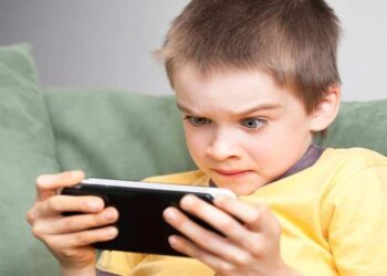دراسة: إذا بكى طفلك لا تعطيه الهاتف لإلهائه… تلك هي الأضرار